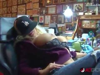 Shyla stylez merr tattooed ndërsa duke luajtur me të saj cica