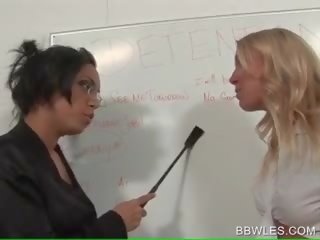 Poredno učitelj rit šeškanje blondinke lezbijke