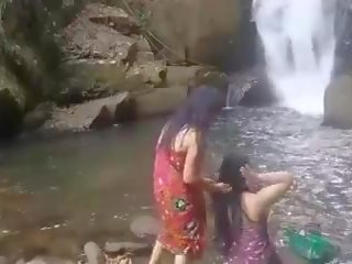 Bela meninas tendo banho ao ar livre, grátis sexo clipe 6d