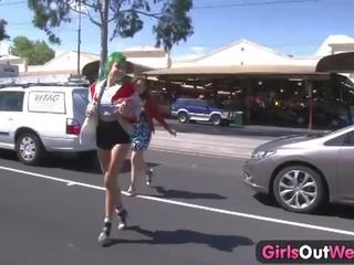 Dos cachondo lesbianas disfrutando sucio película en la calle