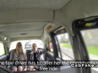 Blondine lesbiennes likken in namaak taxi