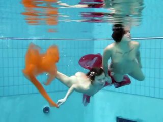 사라 bombina 과 gazel podvodkova underwatershow 아름다움