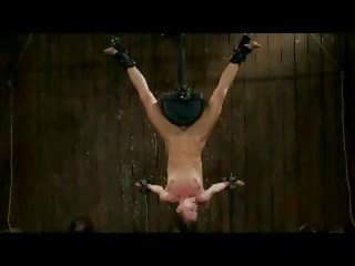 Дівчина hanging upside вниз з переривник в манда отримувати її тіло тортурам з кіно збиті по медична людина в в темниця