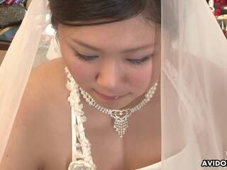 Captivating 娘 で a 結婚式 ドレス