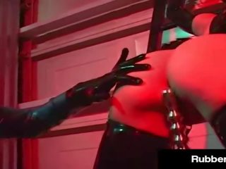 Povekas lateksi dominatrix rubberdoll binds & pleasures hänen orja tytär k-la!